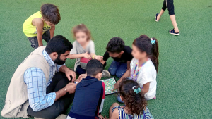 دعم نفسي، توعية إيمانية، أنشطة ترفيهية، وتقديمات إغاثية.. لأهلنا النازحين في مركز إيواء مدرسة الحياة الدولية - عرمون