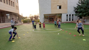 دعم نفسي، توعية إيمانية، أنشطة ترفيهية، وتقديمات إغاثية.. لأهلنا النازحين في مركز إيواء مدرسة الحياة الدولية - عرمون