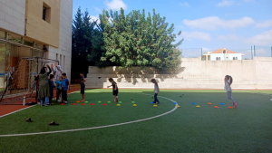 دعم نفسي، توعية إيمانية، أنشطة ترفيهية، وتقديمات إغاثية.. لأهلنا النازحين في مركز إيواء مدرسة الحياة الدولية - عرمون