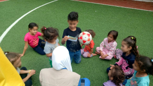 دعم نفسي، توعية إيمانية، أنشطة ترفيهية، وتقديمات إغاثية.. لأهلنا النازحين في مركز إيواء مدرسة الحياة الدولية - عرمون