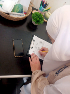 دعم نفسي، توعية إيمانية، أنشطة ترفيهية، وتقديمات إغاثية.. لأهلنا النازحين في مركز إيواء مدرسة الحياة الدولية - عرمون