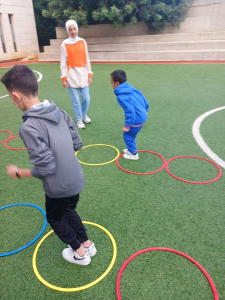 دعم نفسي، توعية إيمانية، أنشطة ترفيهية، وتقديمات إغاثية.. لأهلنا النازحين في مركز إيواء مدرسة الحياة الدولية - عرمون