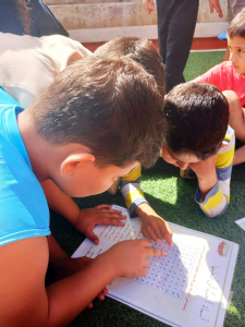 دعم نفسي، توعية إيمانية، أنشطة ترفيهية، وتقديمات إغاثية.. لأهلنا النازحين في مركز إيواء مدرسة الحياة الدولية - عرمون