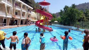 رحلة مائية لطلاب "نادي الفرقان الصيفي" في بيروت إلى مسبح منشآت ذي النورين، داريا - الشوف