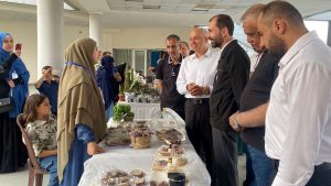 رقّة وإتقان.. معرض للأشغال اليدوية والإبداعية في المنية لدعم أهلنا في غزة