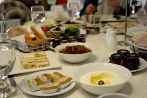 «ترويقة شعبان».. محطة تجمع الأخوات في لقاء إيماني سنوي ببيروت