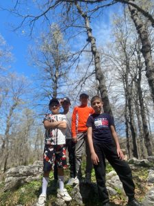 هايكينغ، ألعاب جماعية، أخوّة، وروح تنافسية.. طلاب عالم الفرقان يتألقون في مغامرة غابة العزر