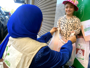 توزيع أحذية و ملابس شتوية مع اقتراب فصل الشتاء على المستحقين في طرابلس