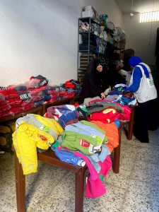 توزيع أحذية و ملابس شتوية مع اقتراب فصل الشتاء على المستحقين في طرابلس