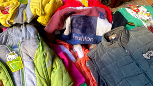 توزيع أحذية و ملابس شتوية مع اقتراب فصل الشتاء على المستحقين في طرابلس