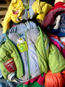 توزيع أحذية و ملابس شتوية مع اقتراب فصل الشتاء على المستحقين في طرابلس