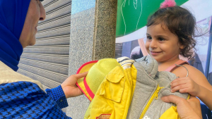 توزيع أحذية و ملابس شتوية مع اقتراب فصل الشتاء على المستحقين في طرابلس