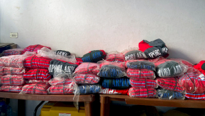 توزيع أحذية و ملابس شتوية مع اقتراب فصل الشتاء على المستحقين في طرابلس