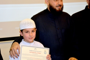 بالقرآن نرقى.. دار القرآن الكريم تكرّم أصغر حافظ فيها وثلة من المجازات وتقدّم رحلات عمرة للمتميزين