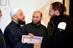 بالقرآن نرقى.. دار القرآن الكريم تكرّم أصغر حافظ فيها وثلة من المجازات وتقدّم رحلات عمرة للمتميزين