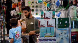 توزيع حلوى في بيروت ضمن فعاليات "كأنه بيننا ﷺ"