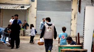 توزيع حلوى في بيروت ضمن فعاليات "كأنه بيننا ﷺ"