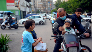 توزيع حلوى في بيروت ضمن فعاليات "كأنه بيننا ﷺ"