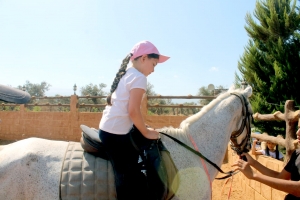 ركوب خيل ورحلة بحرية.. النشاط الثاني لدورة فتيات الفرقان في طرابلس