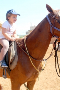 ركوب خيل ورحلة بحرية.. النشاط الثاني لدورة فتيات الفرقان في طرابلس