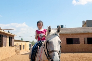 ركوب خيل ورحلة بحرية.. النشاط الثاني لدورة فتيات الفرقان في طرابلس