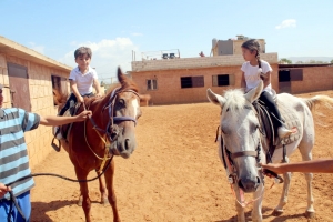 ركوب خيل ورحلة بحرية.. النشاط الثاني لدورة فتيات الفرقان في طرابلس
