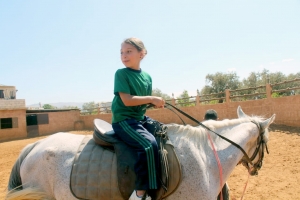 ركوب خيل ورحلة بحرية.. النشاط الثاني لدورة فتيات الفرقان في طرابلس