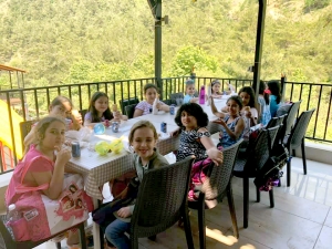 فوائد ومرح ورحلة مائية في الأسبوع الثاني من دورة فتيات الفرقان في بيروت