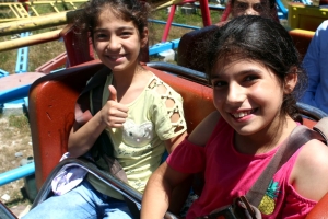 رحلة ترفيهية إلى القموعة.. النشاط الختامي لدورات عالم الفرقان للفتيات في طرابلس