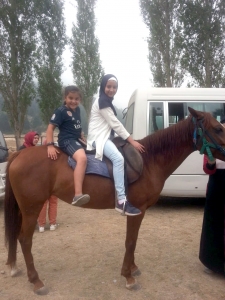 رحلة ترفيهية إلى القموعة.. النشاط الختامي لدورات عالم الفرقان للفتيات في طرابلس