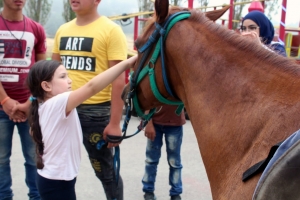 رحلة ترفيهية إلى القموعة.. النشاط الختامي لدورات عالم الفرقان للفتيات في طرابلس