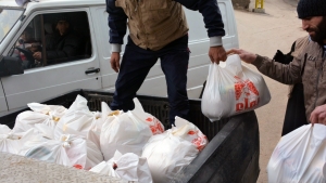 معاً في وجه الأزمات.. مؤسسة نماء توزّع المازوت والألبسة الشتوية في بعلبك وعرسال