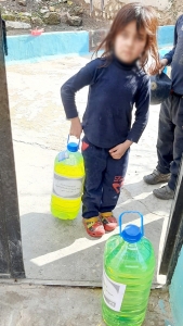 معاً في وجه الأزمات.. مؤسسة نماء توزّع المازوت والألبسة الشتوية في بعلبك وعرسال