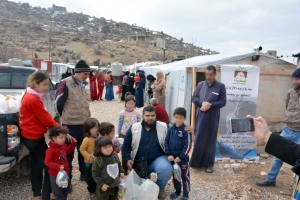 معاً في وجه الأزمات.. مؤسسة نماء توزّع المازوت والألبسة الشتوية في بعلبك وعرسال