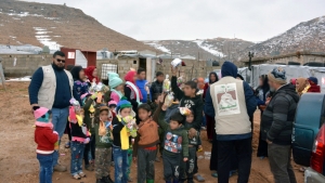 معاً في وجه الأزمات.. مؤسسة نماء توزّع المازوت والألبسة الشتوية في بعلبك وعرسال