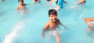 رحلة مائية إلى مسبح الكمال لطلاب عالم الفرقان في طرابلس