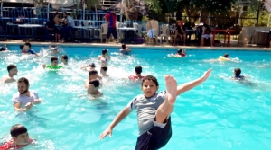 رحلة مائية إلى مسبح الكمال لطلاب عالم الفرقان في طرابلس