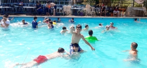 رحلة مائية إلى مسبح الكمال لطلاب عالم الفرقان في طرابلس