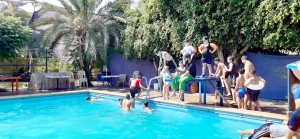 رحلة مائية إلى مسبح الكمال لطلاب عالم الفرقان في طرابلس