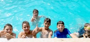 رحلة مائية إلى مسبح الكمال لطلاب عالم الفرقان في طرابلس