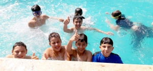 رحلة مائية إلى مسبح الكمال لطلاب عالم الفرقان في طرابلس