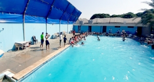 رحلة مائية إلى مسبح الكمال لطلاب عالم الفرقان في طرابلس