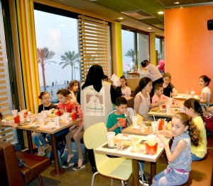 بتبرّع كريم من أخت كريمة.. إفطار وتوزيع هدايا العيد لأبناء مؤسسة نماء في بيروت