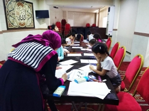 اختتم عالم الفرقان للفتيات في بيروت شهره السادس من اللقاءات الشتوية والذي كان بعنوان: (الحضارة الإسلامية والخط العربي) حيث أمضت الناشئات 4 أسابيع في التدرب على خط الرقعة، كما تعرفن على جانب من الحضارة الإسلامية وهو الحضارة الأندلسية.. وقد تمّ توزيع دفاتر الخط والأقلام المخصصة للخط العربي على جميع الناشئات ليتابعن التدريب في بيوتهن.