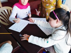 اختتم عالم الفرقان للفتيات في بيروت شهره السادس من اللقاءات الشتوية والذي كان بعنوان: (الحضارة الإسلامية والخط العربي) حيث أمضت الناشئات 4 أسابيع في التدرب على خط الرقعة، كما تعرفن على جانب من الحضارة الإسلامية وهو الحضارة الأندلسية.. وقد تمّ توزيع دفاتر الخط والأقلام المخصصة للخط العربي على جميع الناشئات ليتابعن التدريب في بيوتهن.