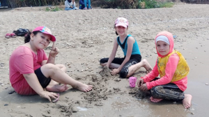 شاطئ النخيل.. الرحلة الختامية لدورة نادي الفرقان الصيفي للفتيات في طرابلس