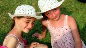 شاطئ النخيل.. الرحلة الختامية لدورة نادي الفرقان الصيفي للفتيات في طرابلس