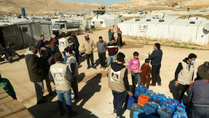 لمساعدتهم في مواجهة العاصفة.. مؤسسة نماء توزّع المازوت والطرود الغذائية في مخيمات عرسال بالتعاون مع حملة القلمون